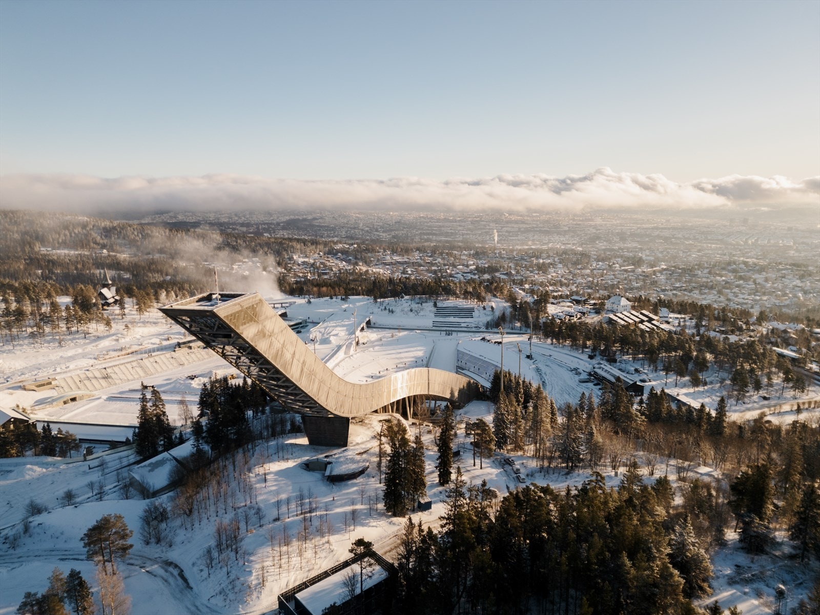 Holmenkollen Riksanlegg med skiarena, rulleskibane og den ikoniske Holmenkollbakken like ved Galleribilde