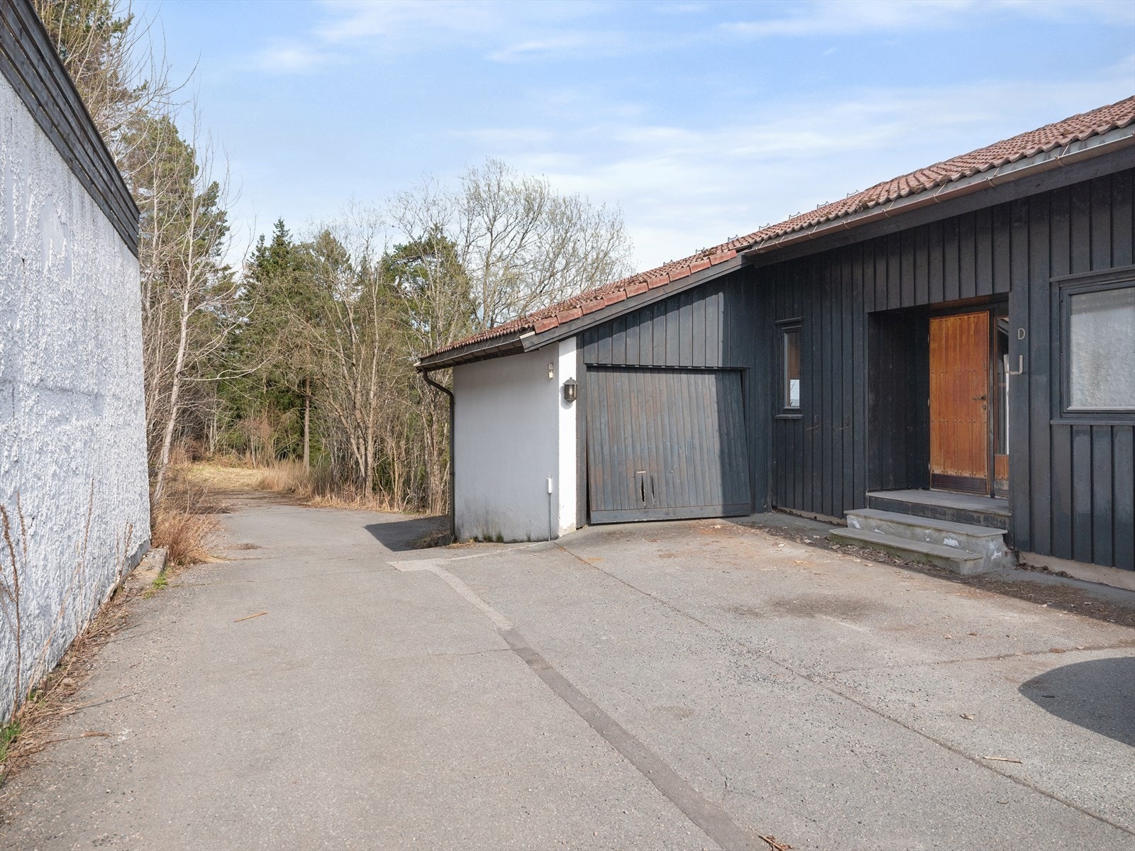 Boligen ligger innerst i en privat stikkvei fra Holmenkollveien, skjermet fra trafikk og støy. Direkte adkomst til løypenettet Galleribilde