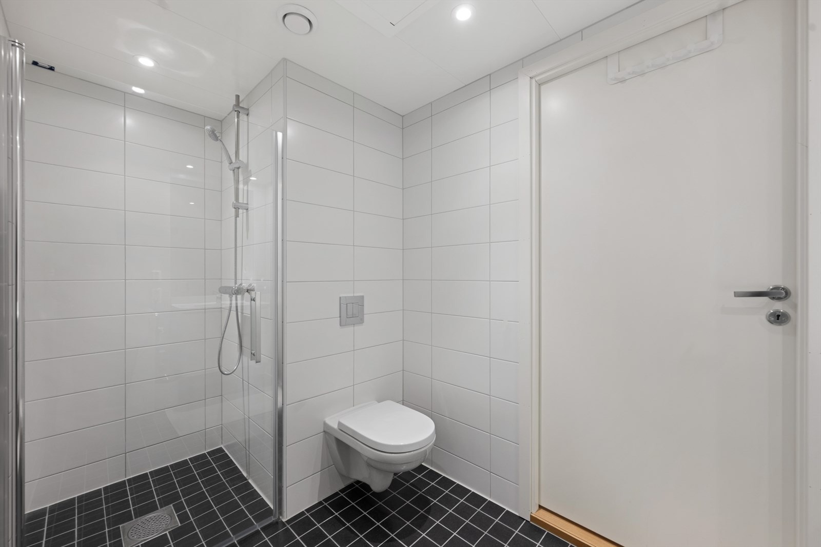 Vegghengt toalett og dusjvegger på badet i 2 etg. Galleribilde