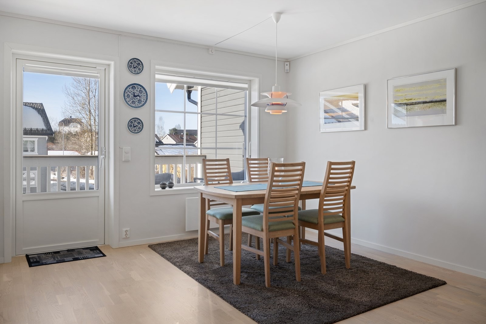 Koselig stue med utgang til solrik balkong Galleribilde