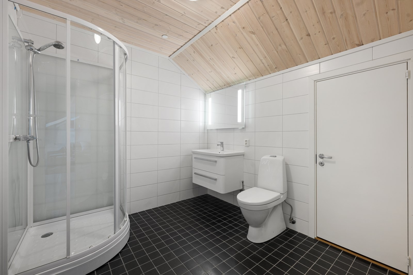 Pent bad i 3 etg med dusjkabinett, innredning og toalett, inngang til bod Galleribilde