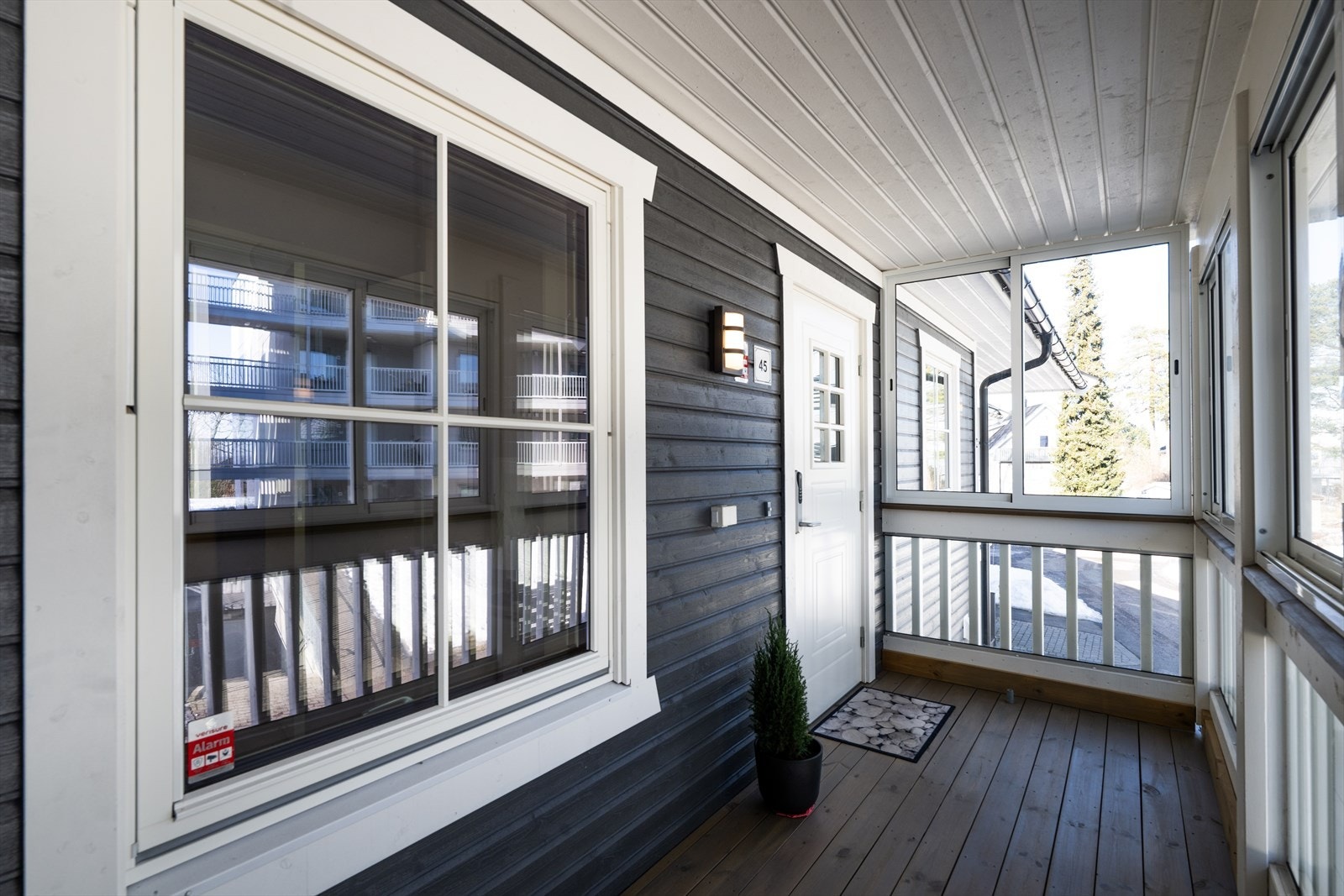 Innglasset fin veranda ved inngang. Galleribilde