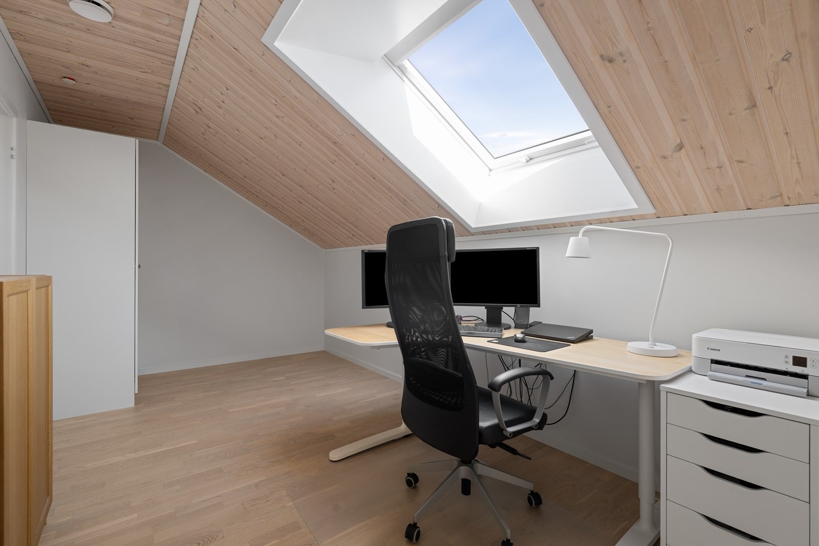 Soverom i 3 etg. med garderobe og takvindu. Galleribilde