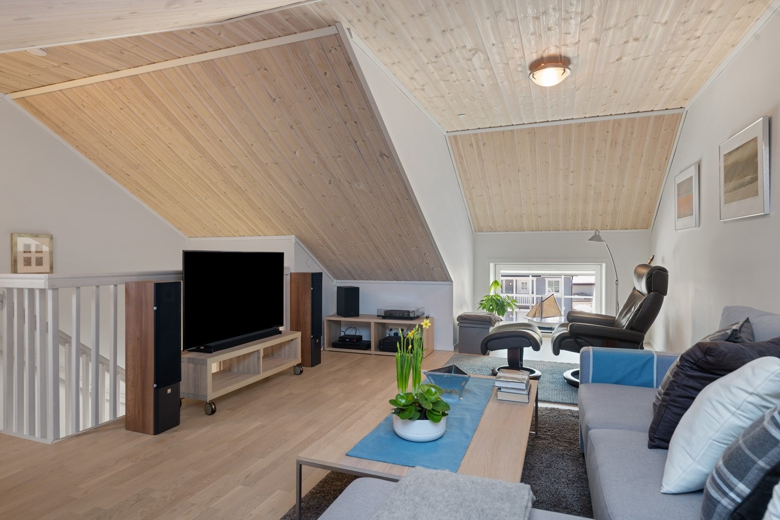 Loftstuen er romslig og kan fint benyttes til Tv rom Galleribilde
