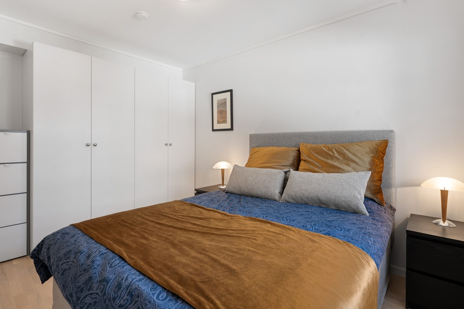 Soverom i 2 etg. med garderobe Galleribilde