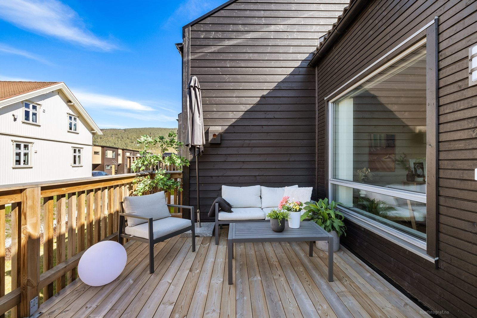 Lys og trivelig terrasse med moderne møbler og flott utsikt, ideell for avslapning og sosiale sammenkomster. Galleribilde
