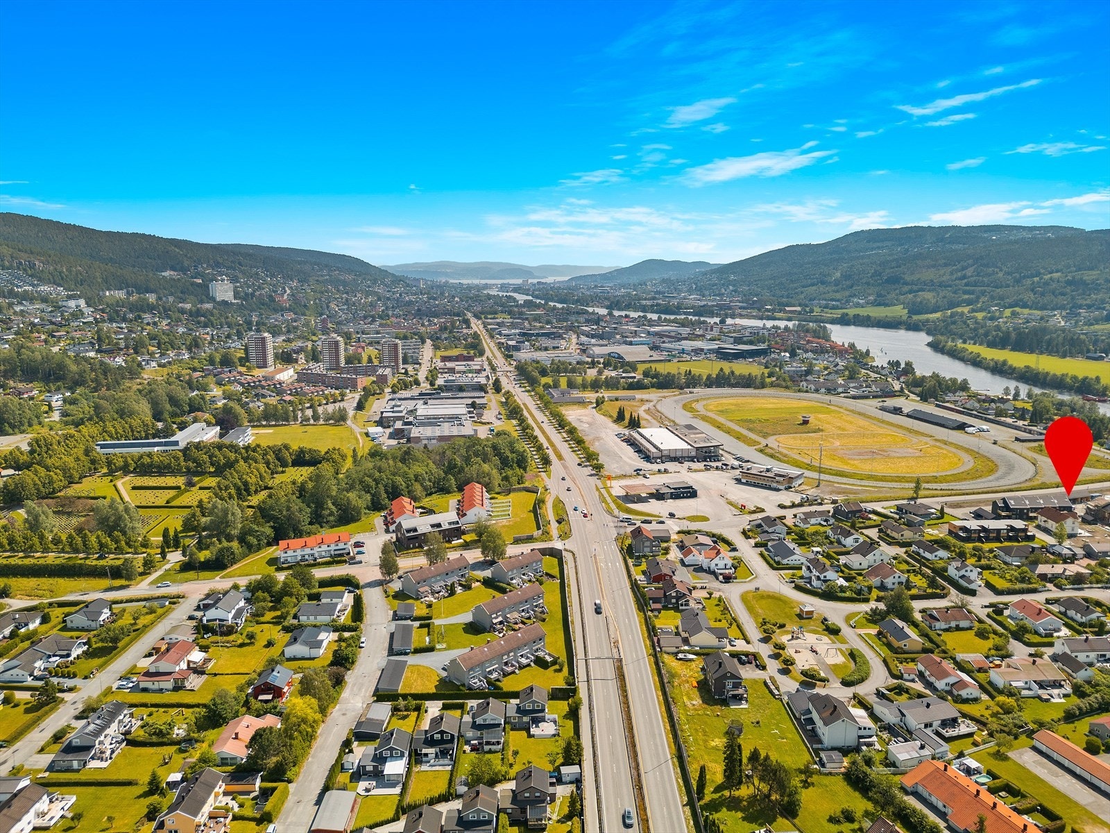 Leiligheten ligger sentralt på Åssiden, med kort avstand til butikk, skole, barnehage, idrettsanlegg mv. Galleribilde