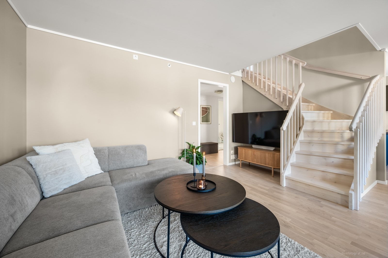 De store vindusflatene gir godt innslipp av dagslys. Galleribilde