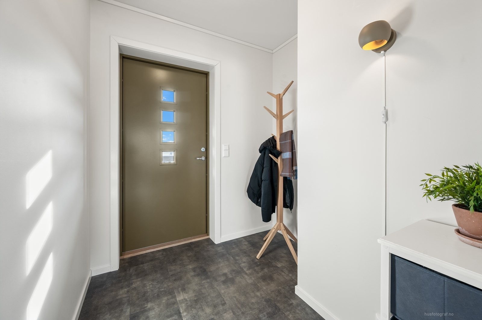 Boligen har en svært innbydende entré som gir et godt førsteinntrykk av boligen. I entréen er det god plass til oppheng av yttertøy og til å sette ifra seg sko. Galleribilde