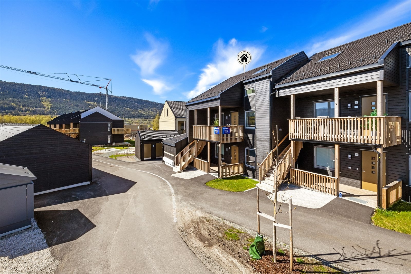 Moderne leilighet i naturskjønne omgivelser. Solrik beliggenhet, nærhet til turstier og flott utsikt over fjellene. Familievennlig område. Galleribilde