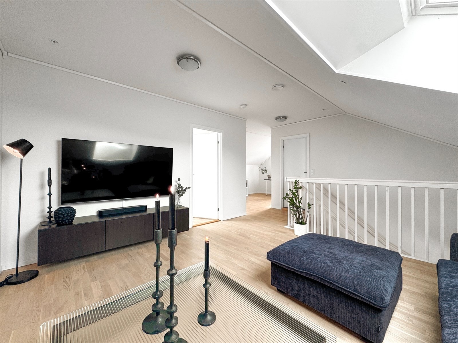Loftstue med tilgang videre til kontor.jpg Galleribilde