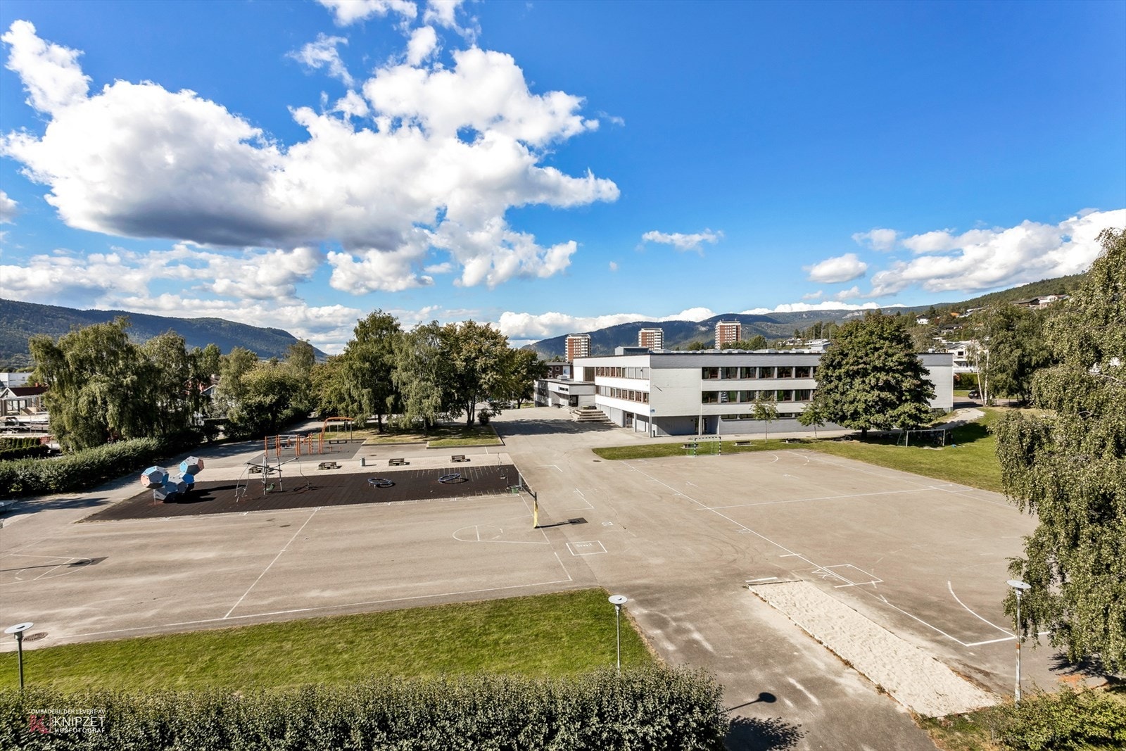 Kjøsterud skole i nærområde. Det er heller ikke lang vei til barneskole. Galleribilde