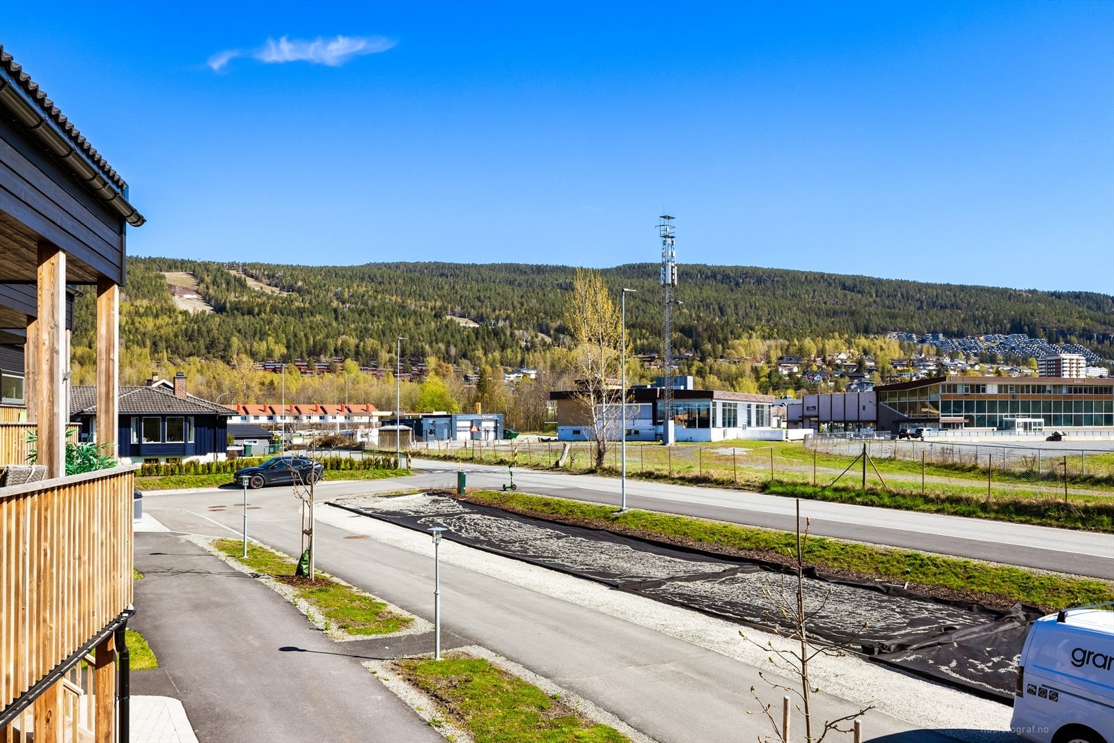 Moderne bolig med flott utsikt mot grønne åser. Solrik beliggenhet i et rolig nabolag, nærhet til natur og fasiliteter. Galleribilde