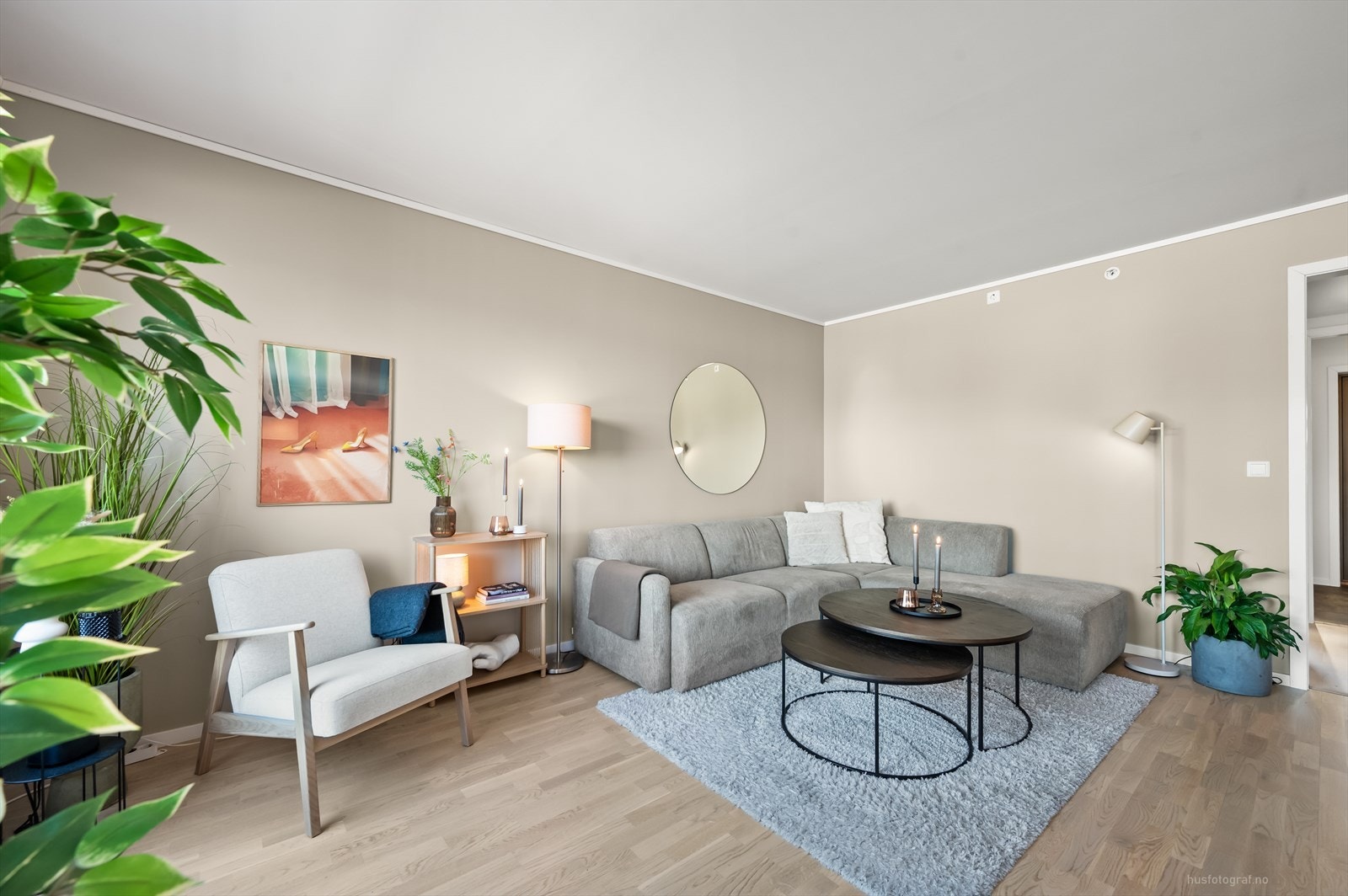 Lekker og delikat stue med parkett på gulv og slette vegger malt i et moderne fargepalett. Galleribilde