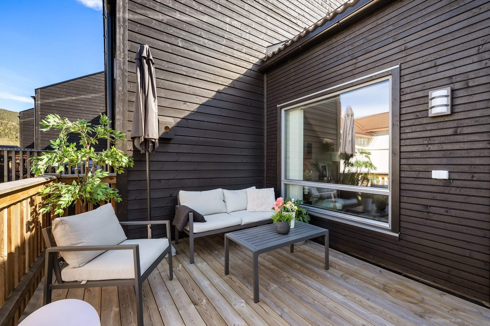 Moderne terrasse med stilrent design, perfekt for avslapning. Solrik beliggenhet og nydelig utsikt skaper en herlig utendørs atmosfære. Galleribilde