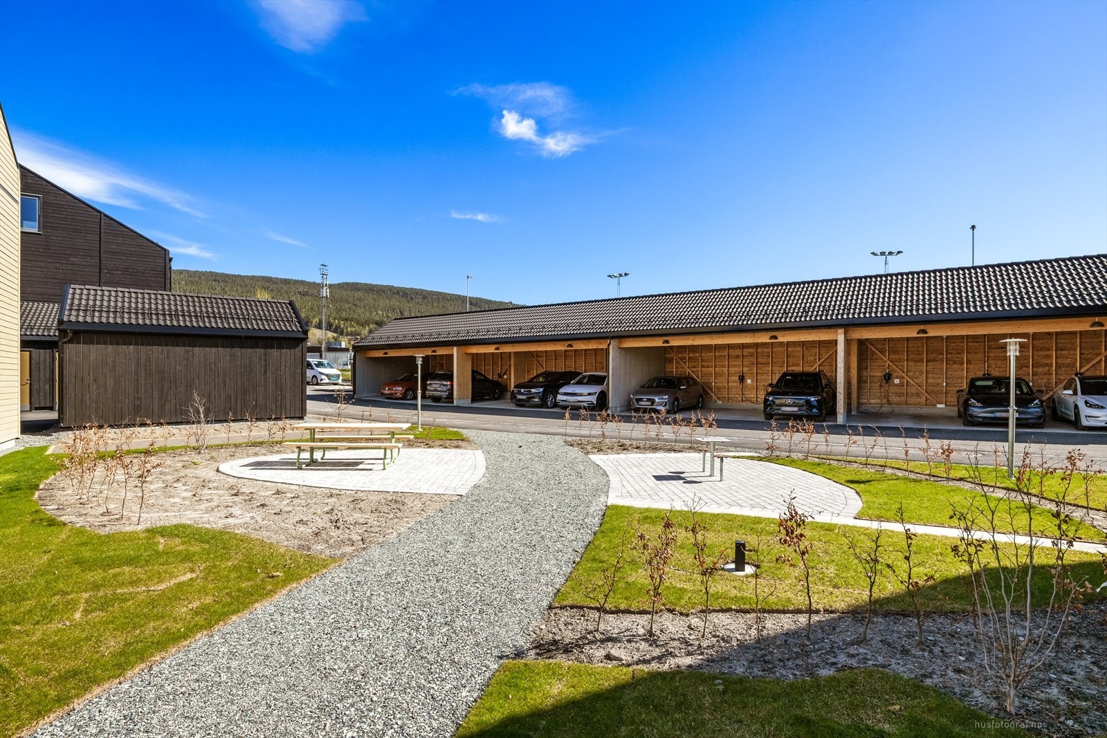 Parkering i carport. Galleribilde