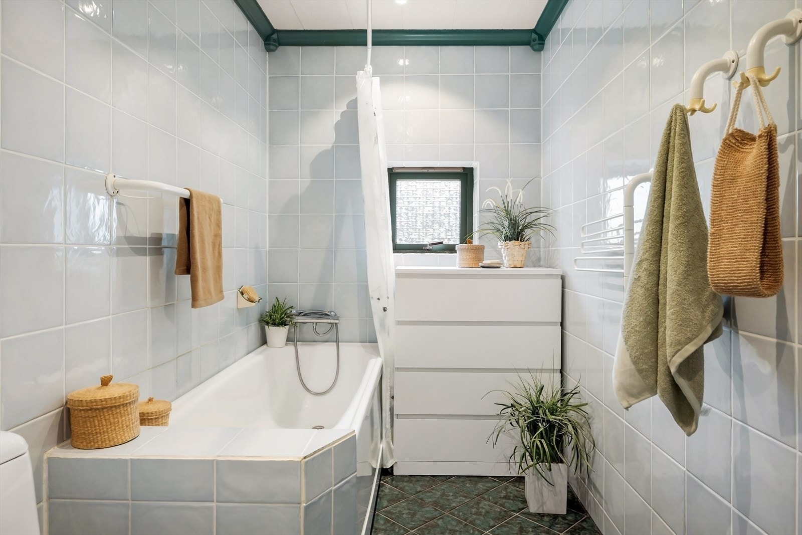 Helfliset bad på 6m² med varmekabler i gulv. Galleribilde