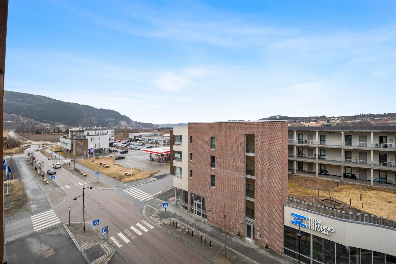 Balkongen på ca. 8 kvm er sørvest-vendt og byr på gode solforhold fra midt på dagen til langt utpå kvelden på sommerhalvåret. Galleribilde