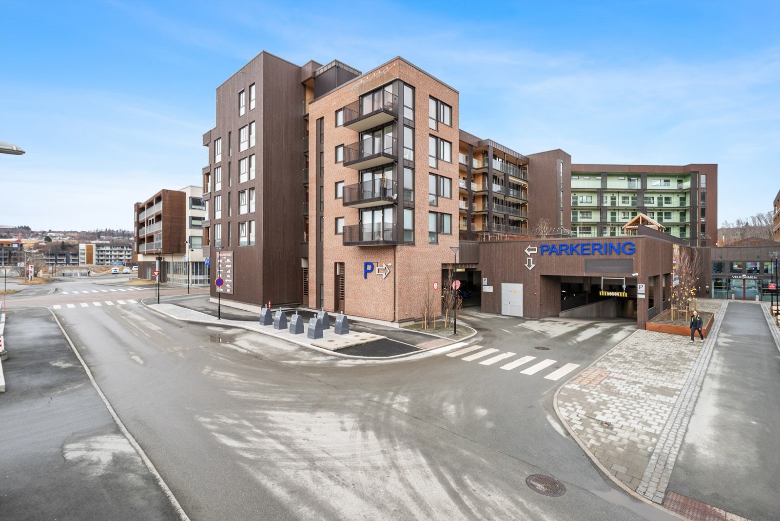 På andre siden av veien ligger 3T-Melhus. Her kan du boltre deg på over 1 000 kvm med treningsareal, flotte garderober, og en romslig resepsjon med lounge. Med topp utstyrspark fra Eleiko og Technogym finner du alt du trenger for en flott treningsøkt. Galleribilde