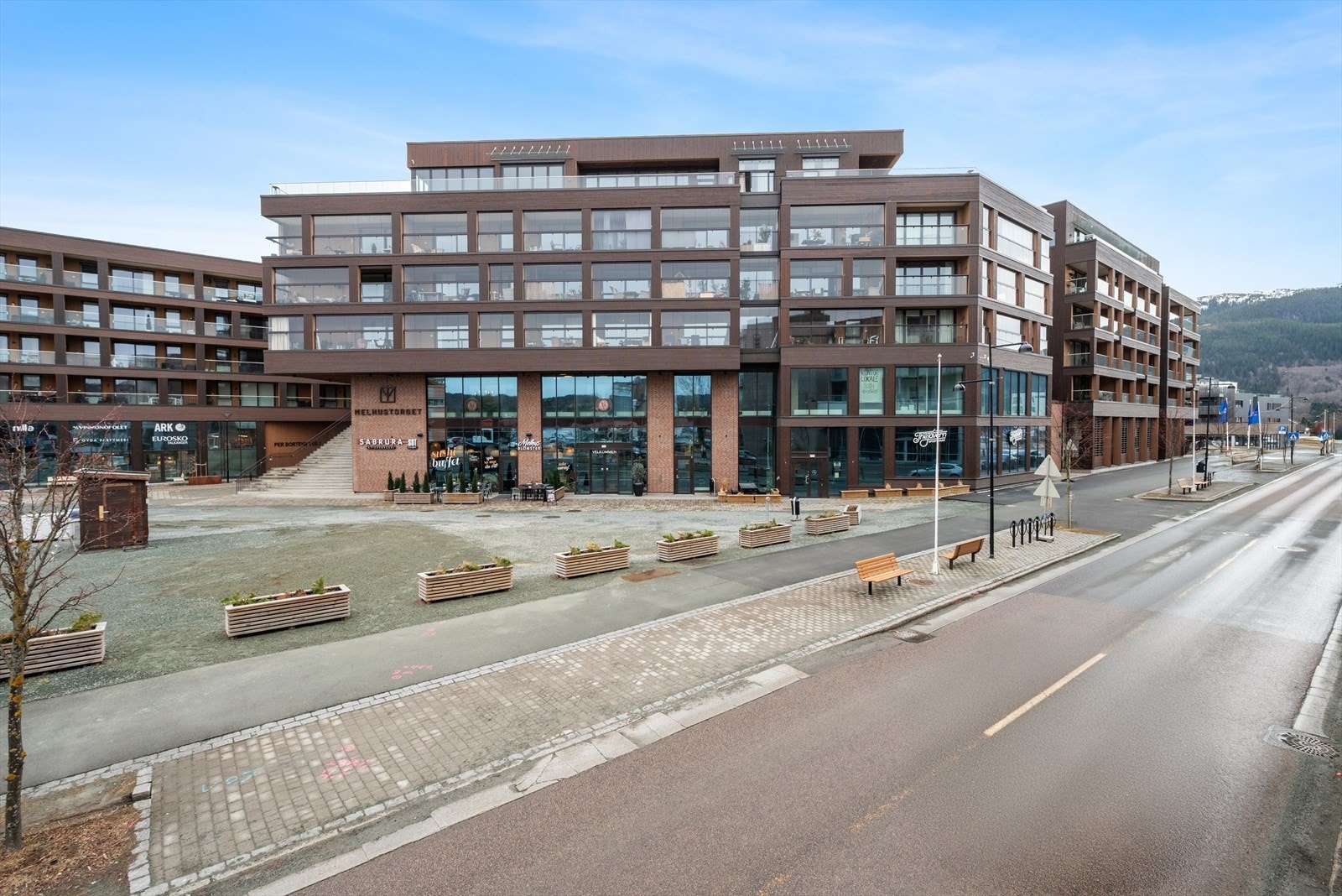 Kun en heistur unna ligger Melhustorget kjøpesenter i første etasje, som byr på et rikt utvalg med flere typer butikker, kafé, restautrant, sportspub mm. Galleribilde