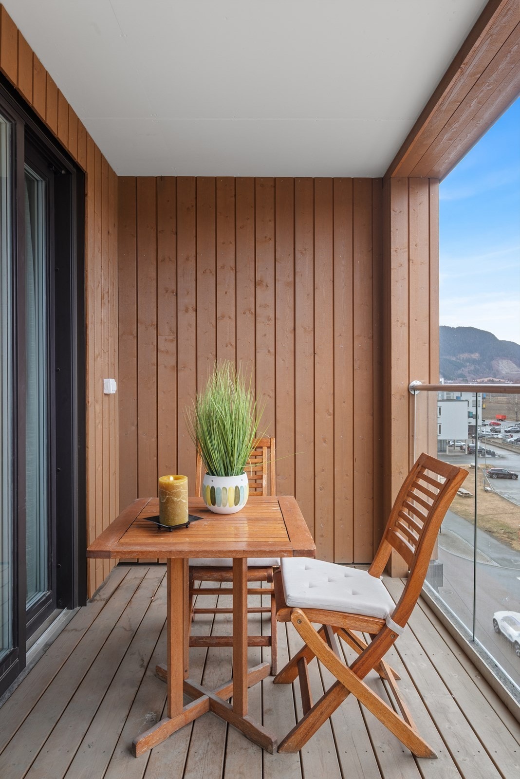 Takoverbygget gir en lun og skjermet atmosfære - perfekt for avslapping uansett vær. Galleribilde