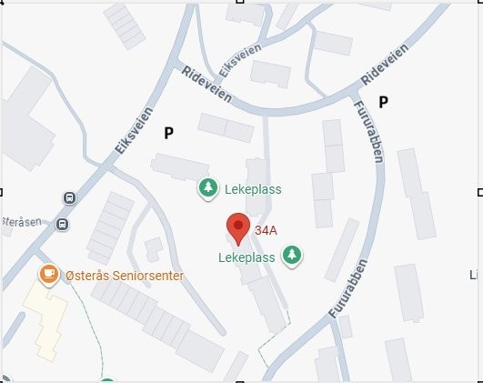 Parkeringsplasser er markert med P. Det er mulig å parkere ved bygget for kortere opphold. Galleribilde