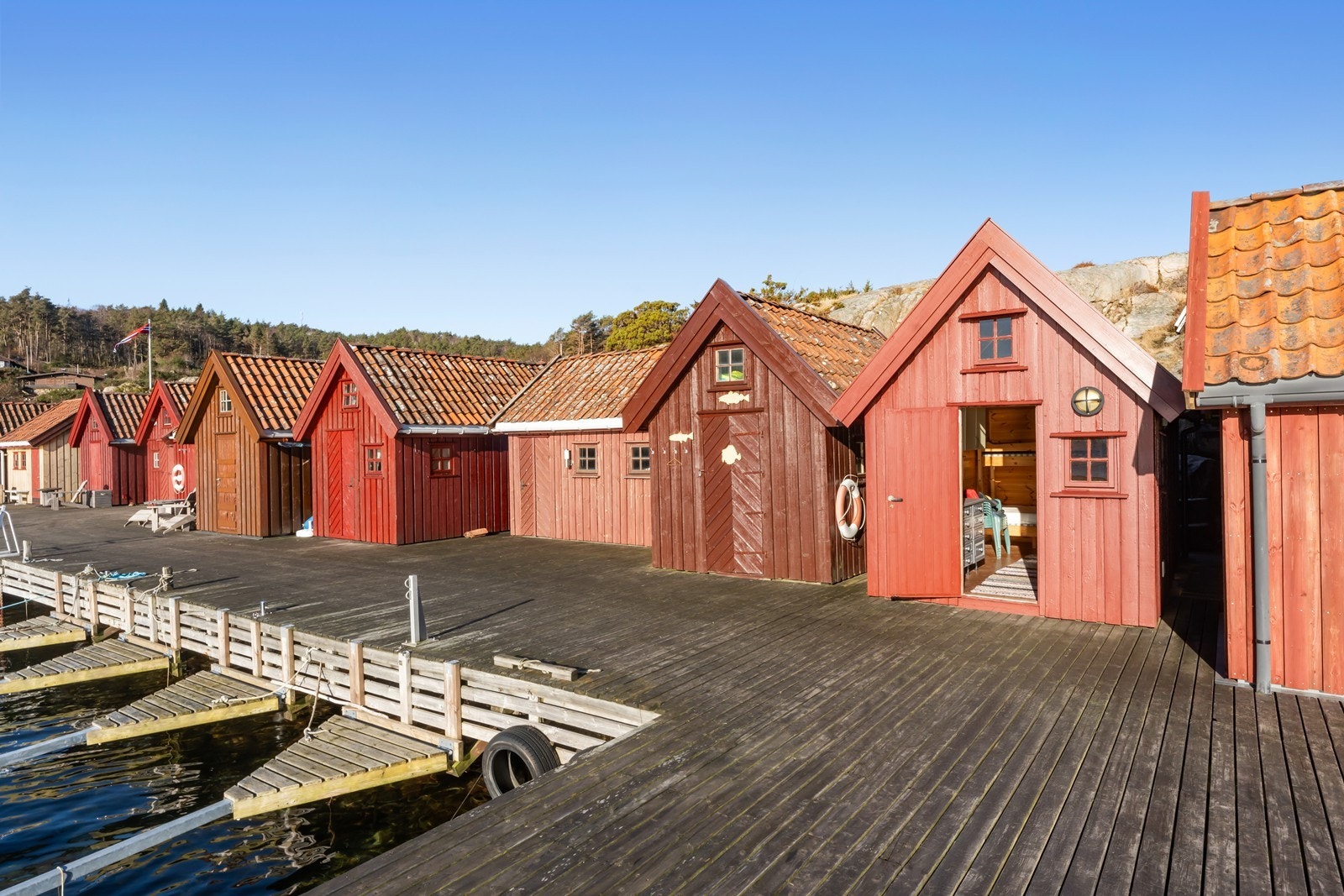 Sjøbod følger. (Åpen dør). Her innredet med enkelt kjøkken og strøm. Galleribilde