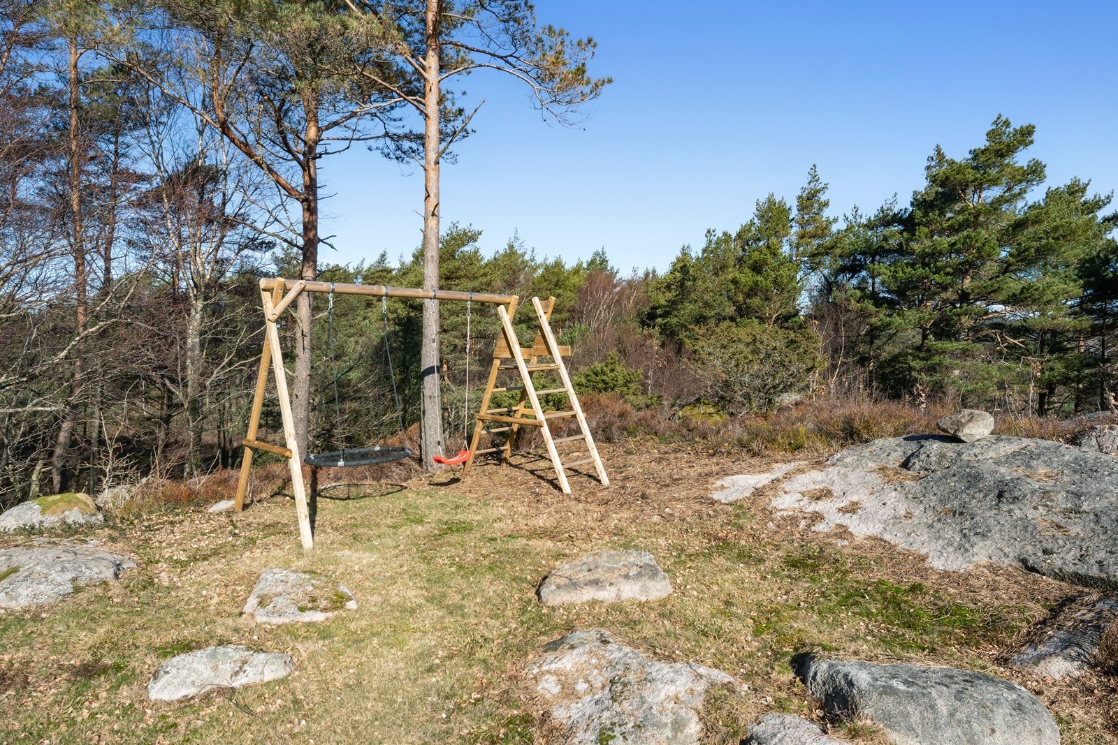 Tomten har mulighet for aktivi
teter tilpasset både store og små. Galleribilde