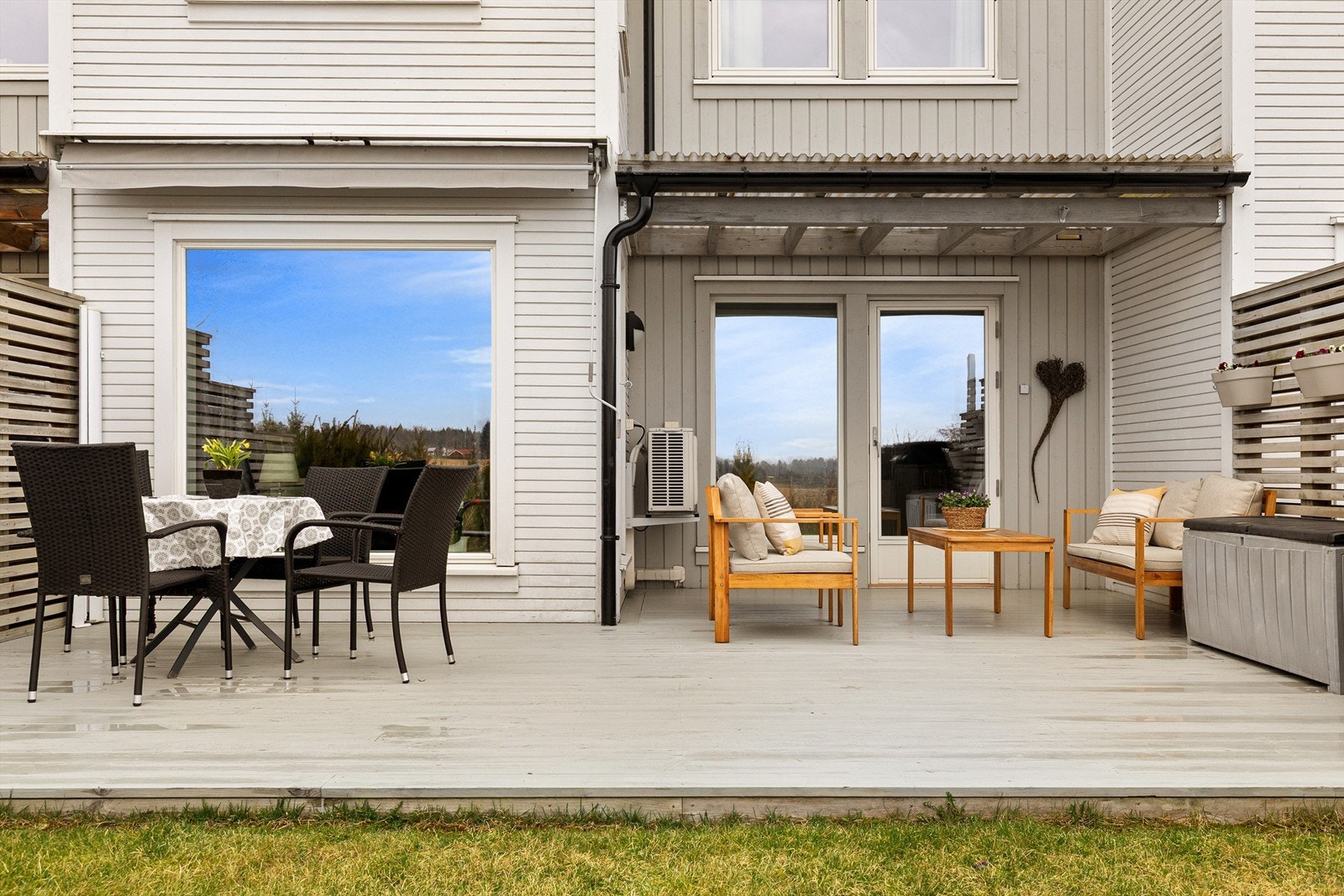 Stor terrasse utenfor stuen Galleribilde