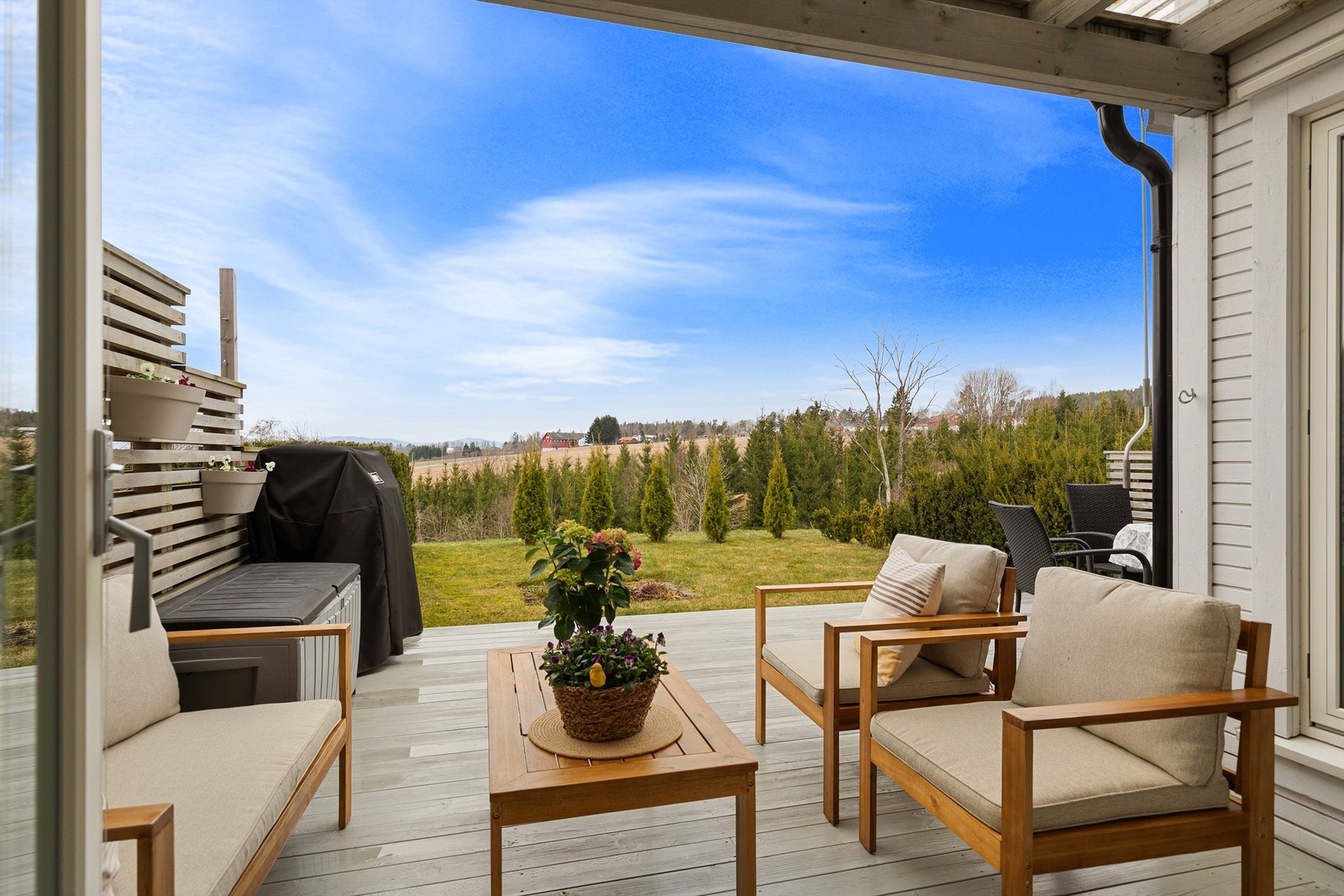 Solrikt, usjenert og delvis overbygget terrasse Galleribilde