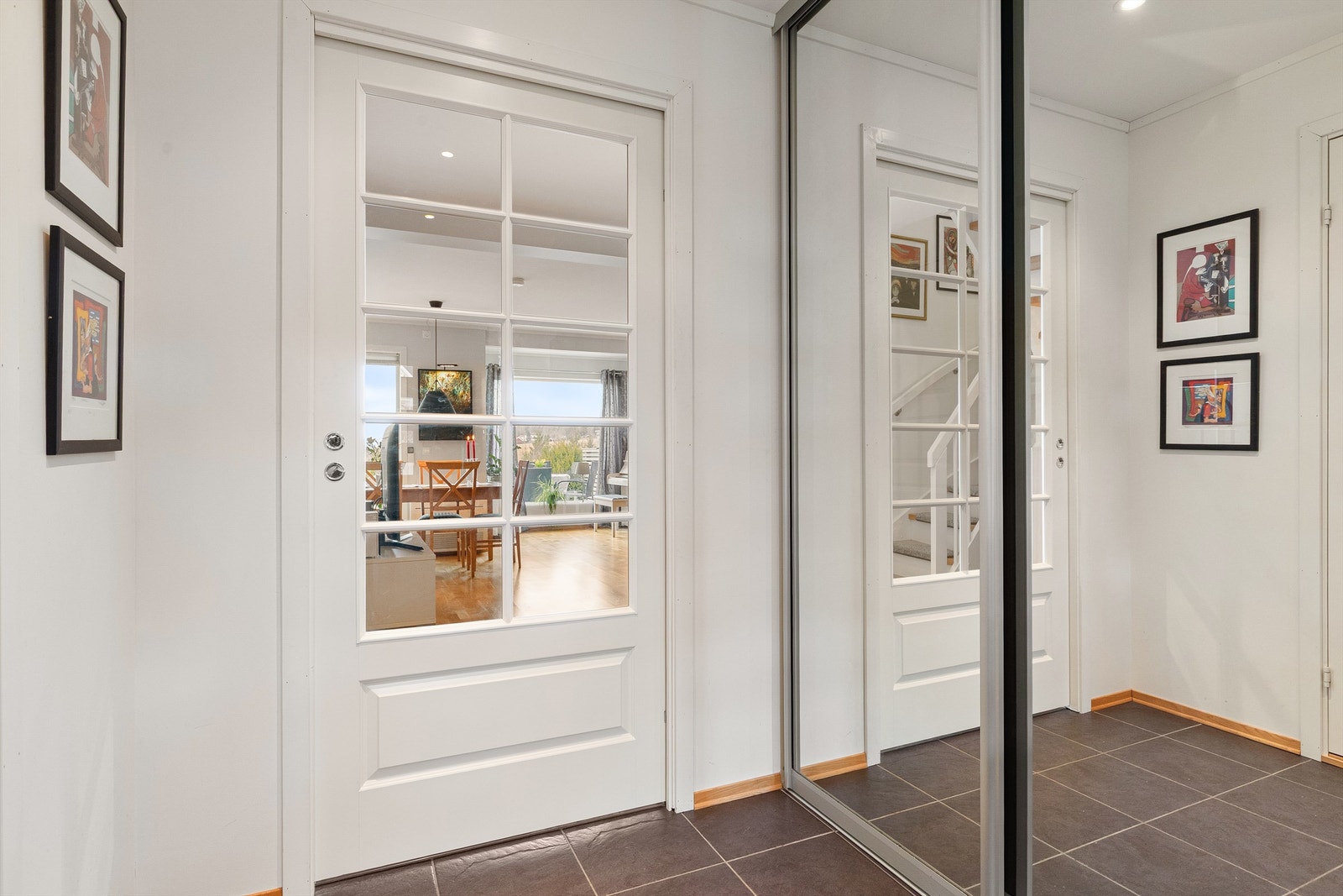 Flislagt entre med gulvvarme og speilgarderobe Galleribilde