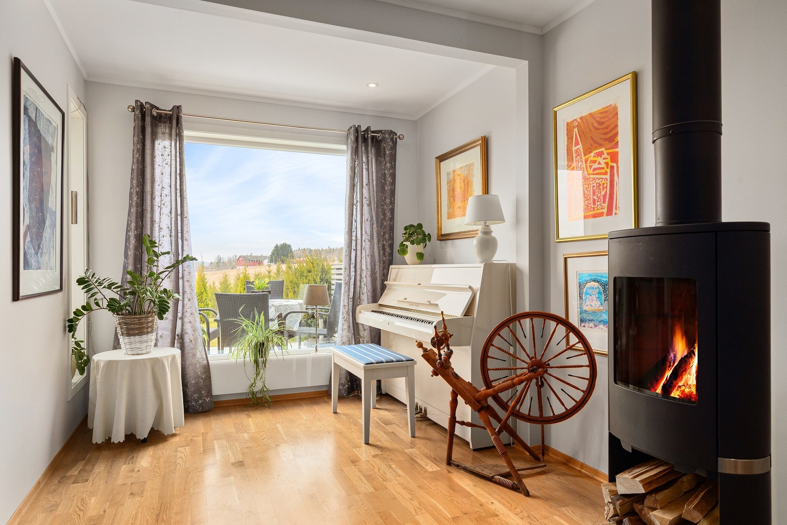 Ekstra del av stuen - Kan benyttes som spisestue eller for et piano som selger har - Peisovn er godt å ha på kalde vinterdager Galleribilde