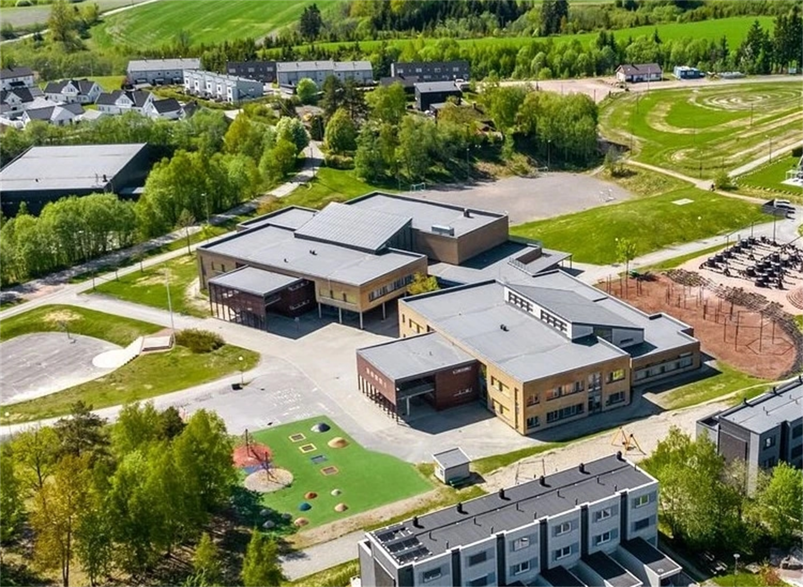 Spikkestad barneskole ligger i umiddelbar nærhet Galleribilde