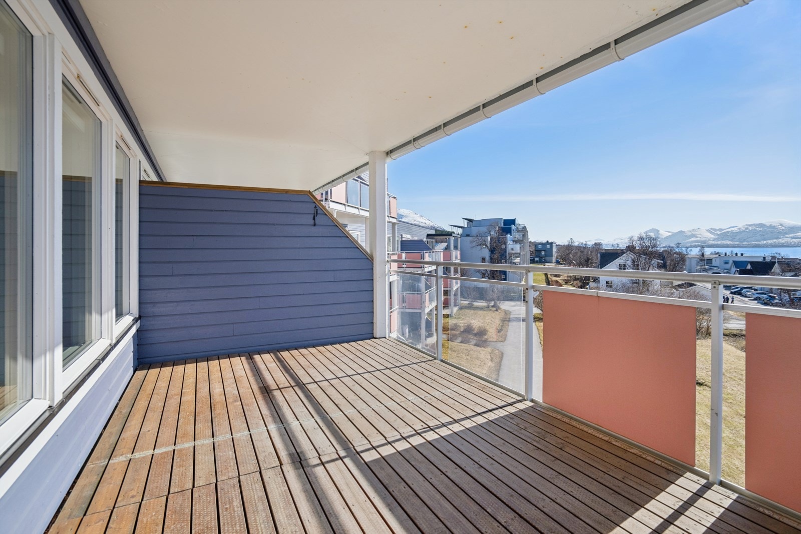 Fra stuen er det utgang til en takoverbygget terrasse på ca. 15 m². Galleribilde