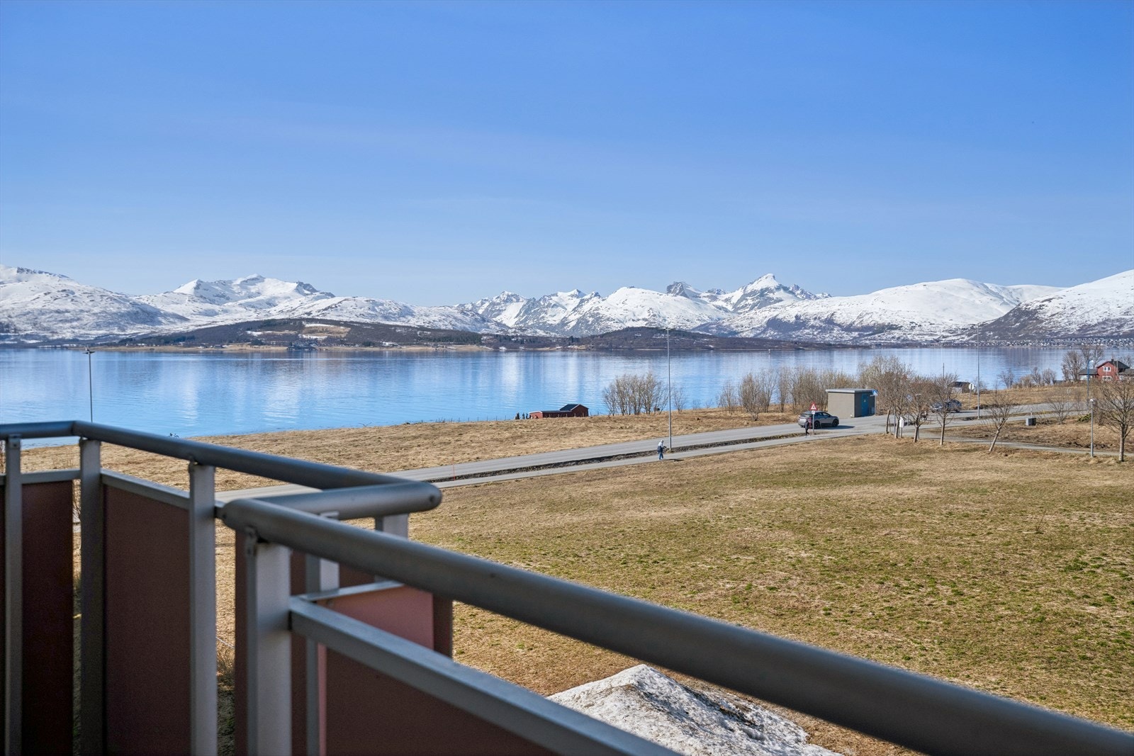 Også fra svalgangen er det en flott utsikt mot sjøen og landskapet rundt. Galleribilde