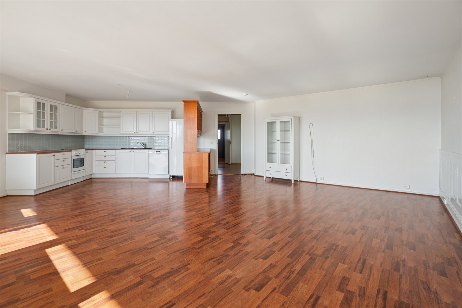 Leiligheten har et samlet bruksareal på 110 m², noe som gir rikelig med plass og fleksible møbleringsmuligheter. Galleribilde
