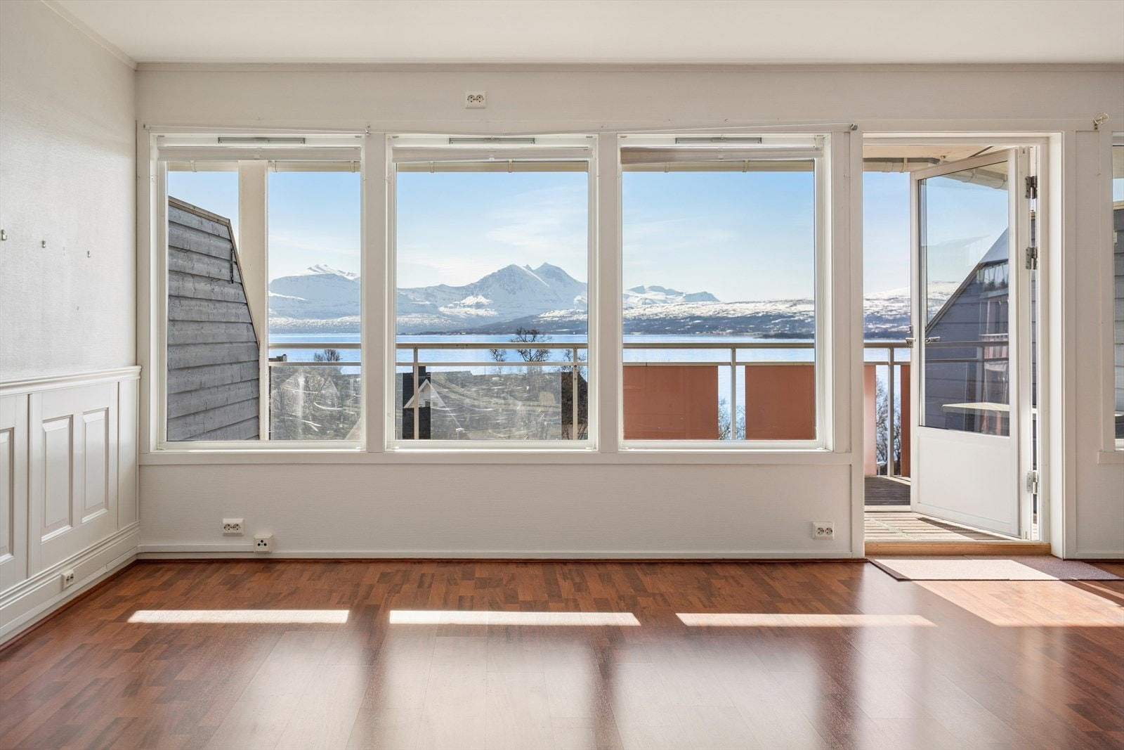 En stor 4-roms leilighet med nydelig utsikt mot sjøen og fjellene. Galleribilde