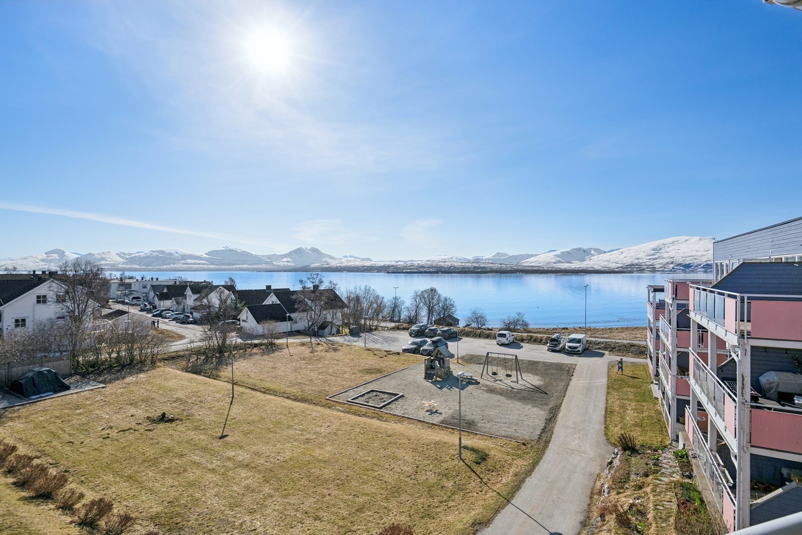 Området er kjent for sine gode solforhold, som kan nytes fra den private terrassen. Galleribilde