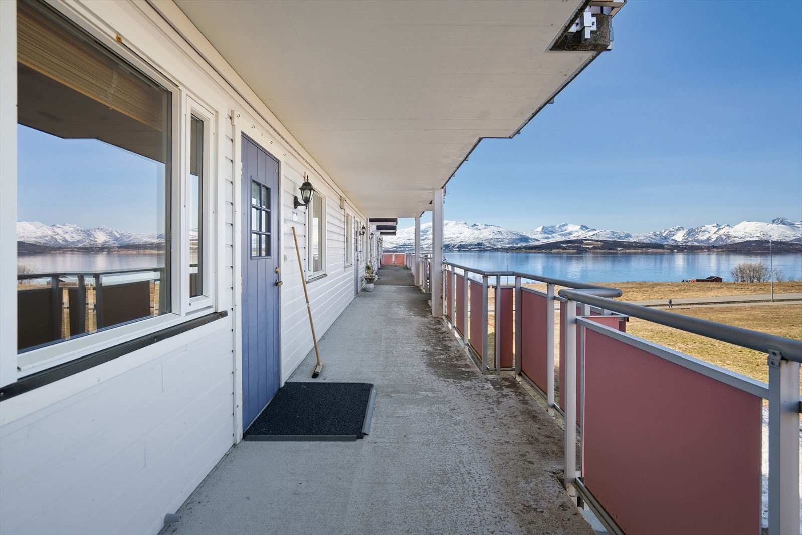 Adkomst til leiligheten skjer via en overbygget og skjermet svalgang. Galleribilde