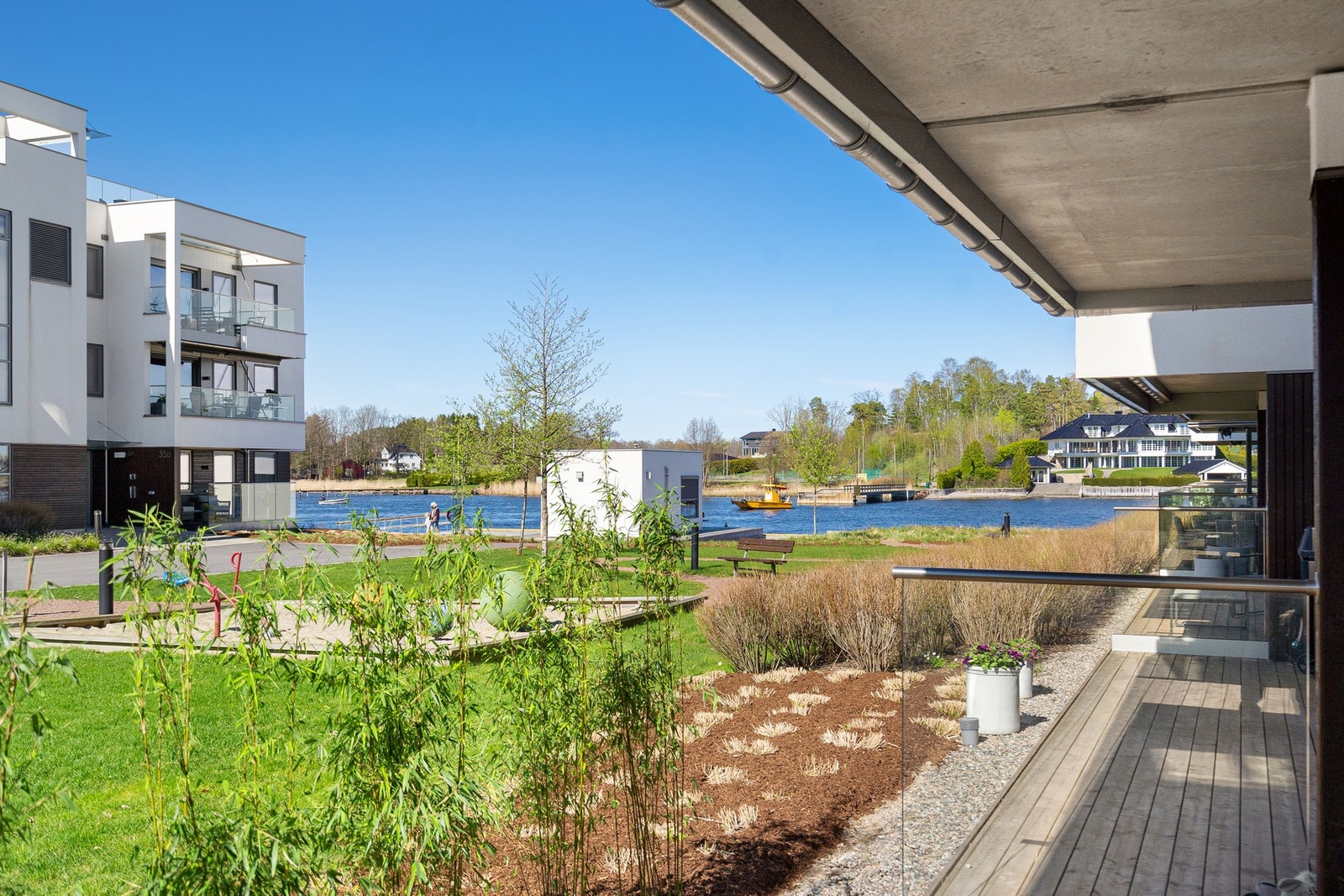 Fin utsikt mot sjøen fra uteplassen Galleribilde