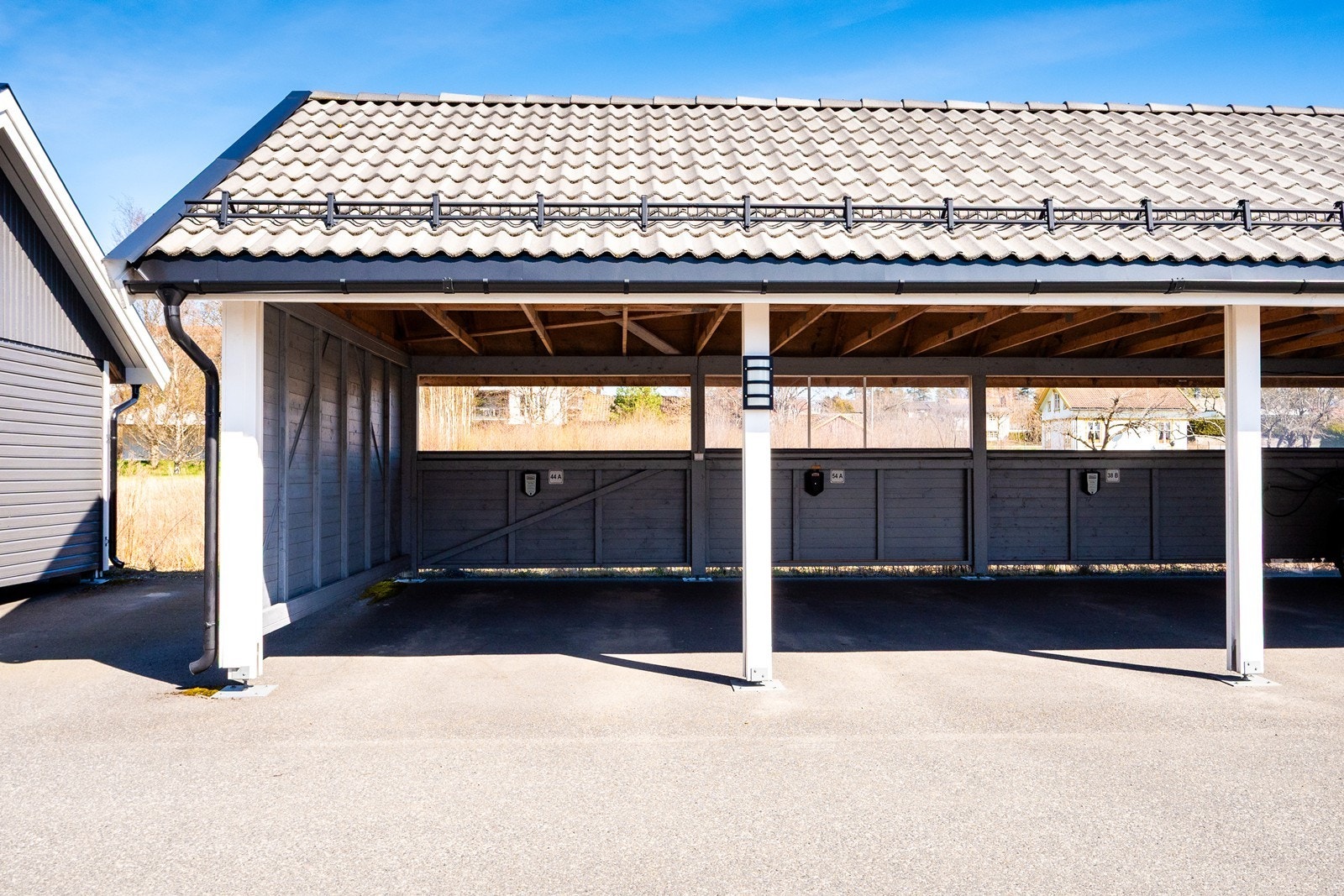 Det medfølger parkeringsplass i carport med montert elbillader. Galleribilde