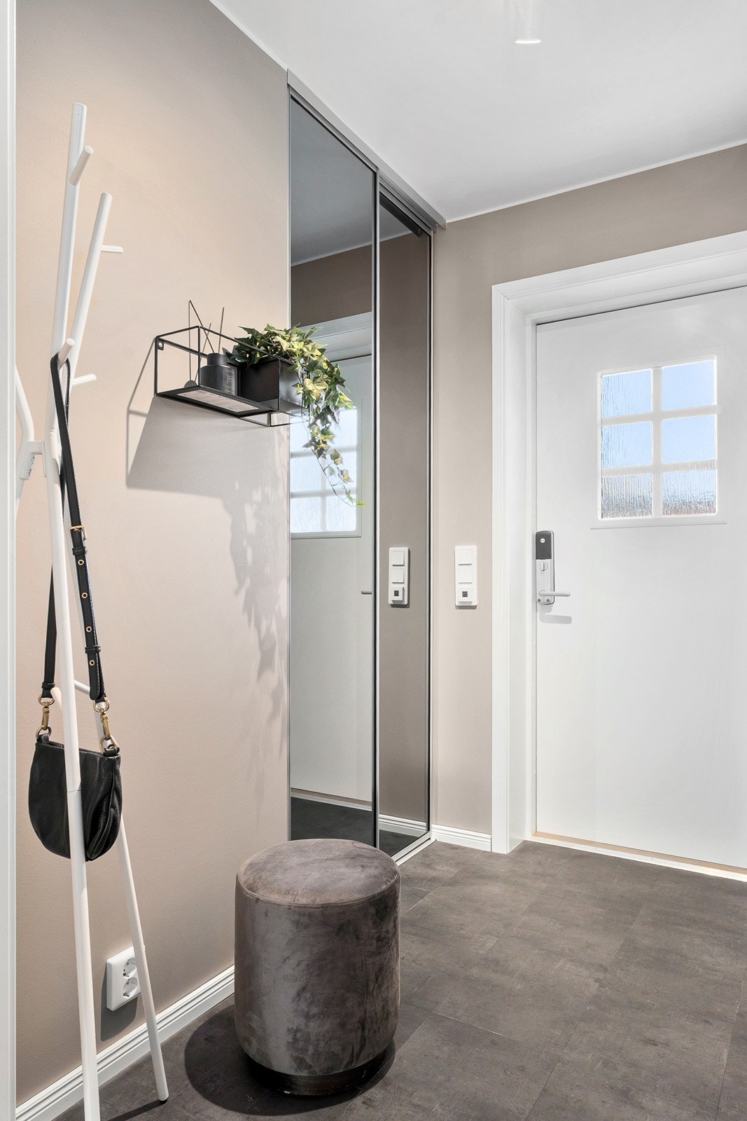 Vel inne møtes du av en innbydende entré med gulvvarme og skyvedørsgarderobe, montert i 2019. Galleribilde