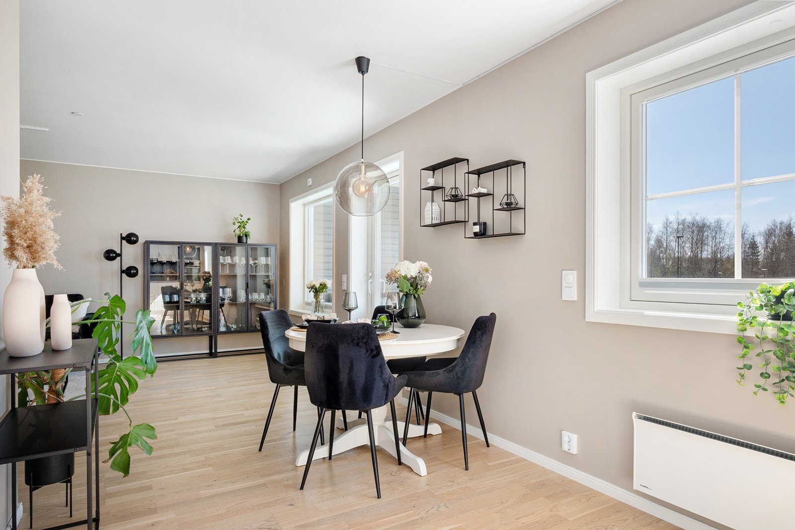 Stort vindu sørger for godt lysinnslipp og bidrar til en lys og trivelig atmosfære. Galleribilde