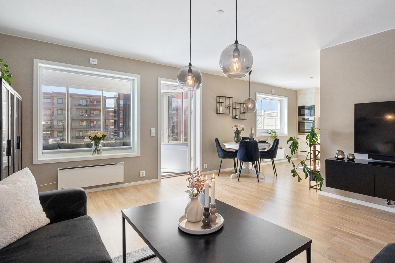Flytt rett inn i en moderne bolig fra 2019 med enkel adkomst på bakkeplan. Galleribilde