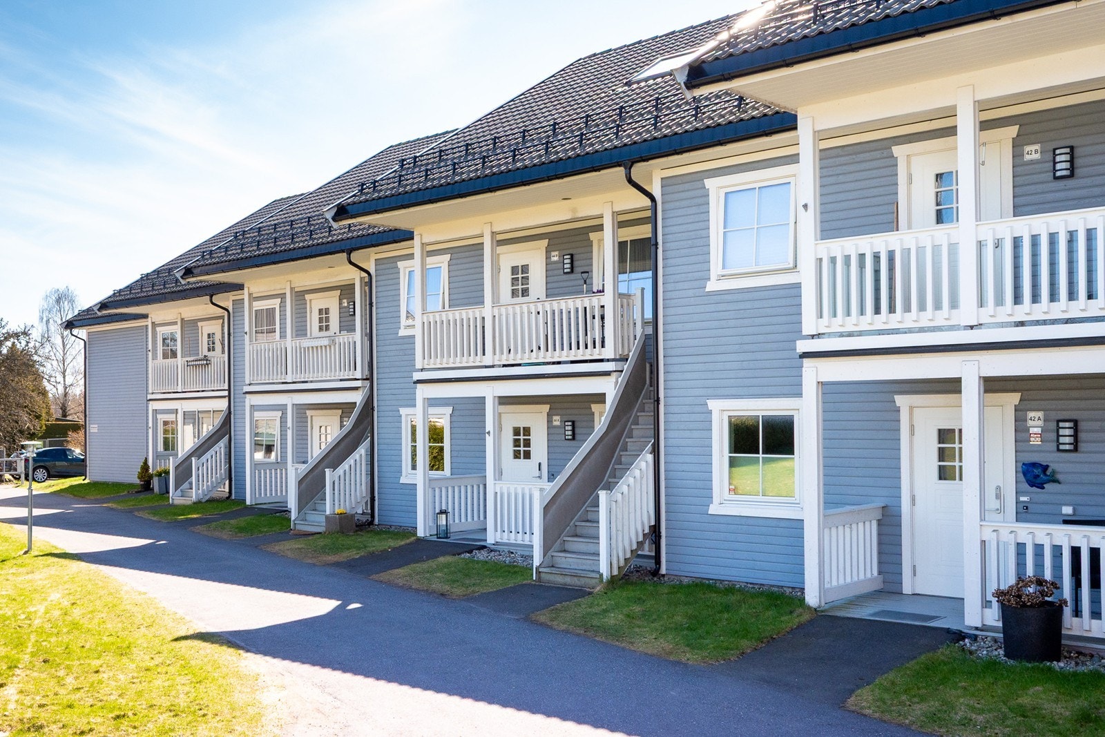 Boligen har trinnfri adkomst og parkering i carport kun en kort rusletur fra inngangspartiet. Galleribilde
