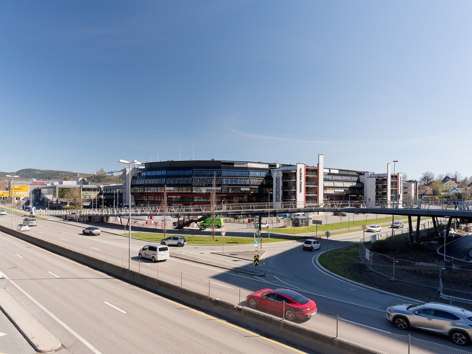 Daglige servicetilbud er enkelt tilgjengelig ved Ullevål Stadion, bare noen minutters gange unna, med et bredt utvalg av dagligvareforretninger, vinmonopol og øvrige butikker. Galleribilde
