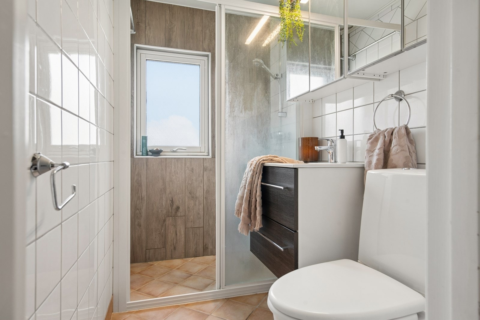 Badet har varmekabler i gulvet. Deler av veggen mot øst ble utbedret i 2019. Galleribilde