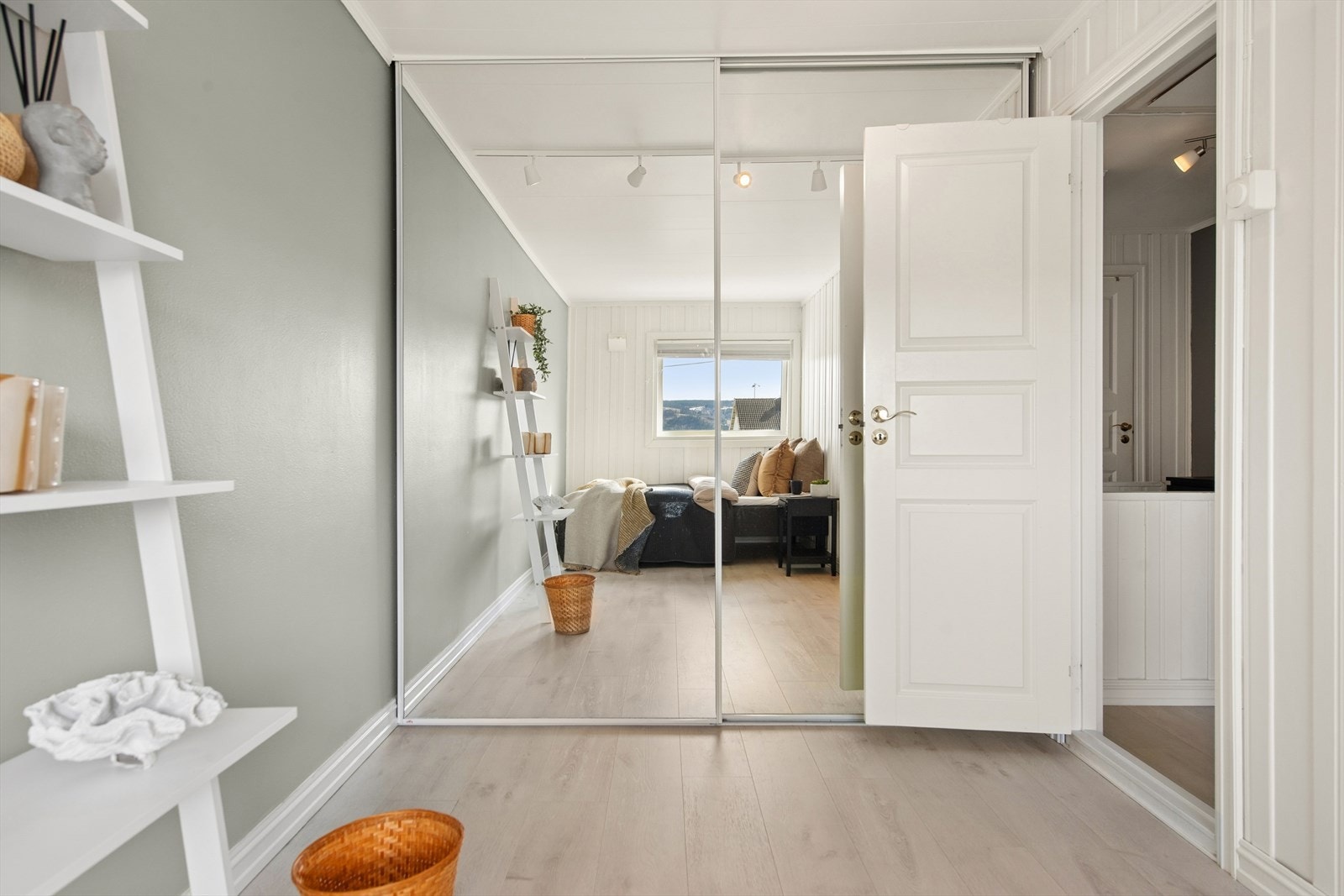Skyvedørsgarderobe med speilfronter gir rikelig med lagringsplass og en god romfølelse. Galleribilde