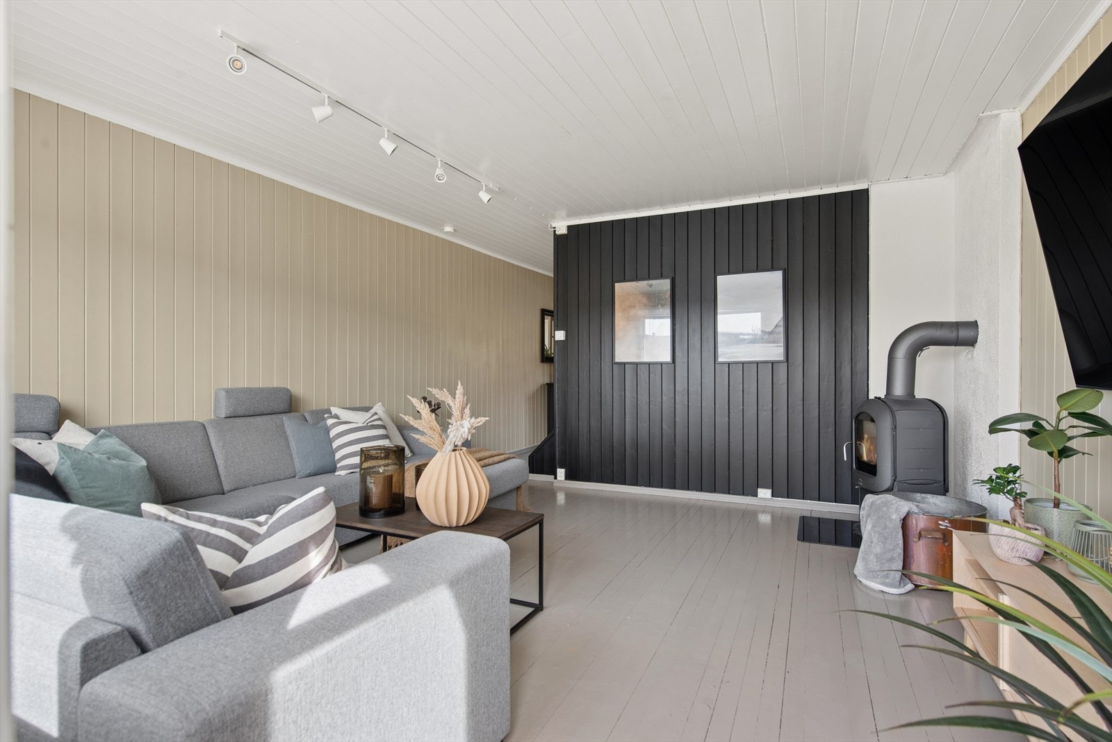 Gjennomgående trepanel på vegger og i himling gir en lun og helhetlig atmosfære i første etasje. Galleribilde