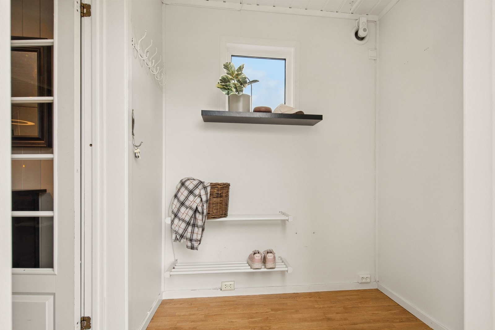 Velkommen inn! I 2018 ble det montert avtrekksvifte i gang. Galleribilde